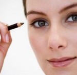 apply eyeliner / photo from http://www.ehow.com
