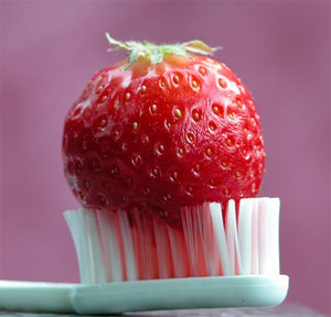 strawberries-teeth-whitening / photo from http://makeupandbeauty.com