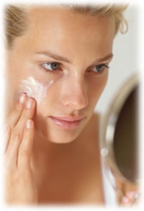 apply-face-cream / photo from http://www.beauty-advices.com
