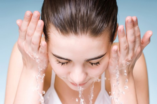 Woman Splashing Water On Her Face - photo from : http://creativeanoo.blog.com