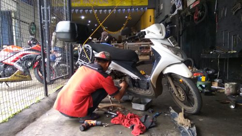 Proses pengerjaan mengubah kelistrikan motor dari AC menjadi DC / fullwave di Lembang Motor Bandung.